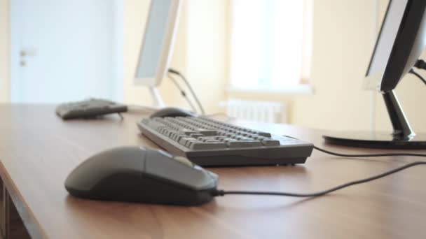 Fokuswechsel von Tastatur auf Maus im Büro — Stockvideo