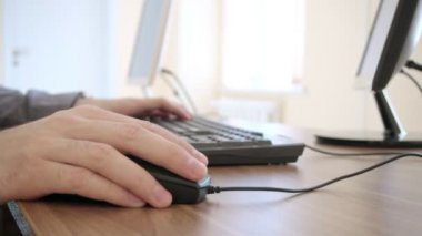 Yöneticisi fare ve klavye kullanır onun işyerinde