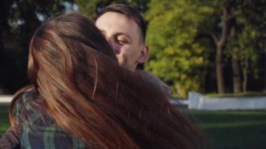 Aşk etrafında dönen ve gülümseme mutlu genç Çift