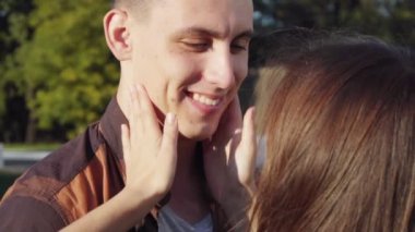 Güzel çift yeşil park sarılma ve okşa