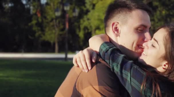 Glückliches junges verliebtes Paar dreht sich um und lächelt — Stockvideo