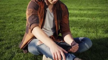 Parkta smartphone ile genç adam