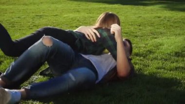 Çift aşk makng summersault, çamaşır ve handsprings yavaş çekimde çimenlerin üzerinde