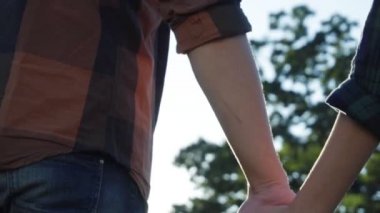 Mutlu genç eller yürüyüş tutan iki yürüyor,