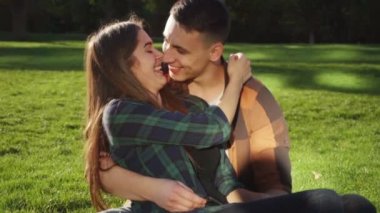 Genç çift, çimlere Park öpüşme aşk