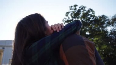 Samimi bir an zevk, çok gülen ve mutlu mutlu genç Çift