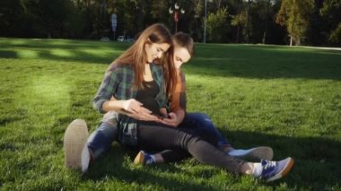 İki adam ve çim üzerinde yalan kek kız arkadaşına sunar.