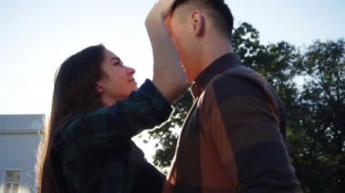 Mutlu genç çift birbirlerine güneşli gün okşamak