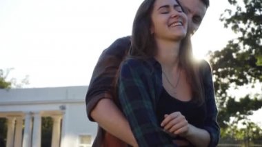 adam arkadan geldi ve ona sarılmak sırada kadın Parkı ve bekleyen kalır