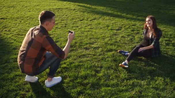 Mann macht Foto von seiner Freundin — Stockvideo