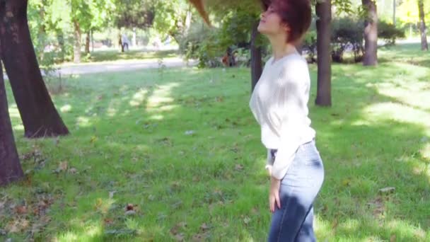 Женщина качает головой и хлопает волосами в воздухе, концепция ухода за волосами — стоковое видео