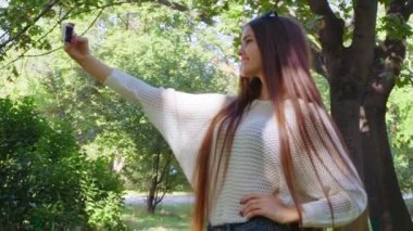 Kadın parkta selfie yapma