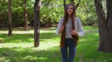 gülümseyen kadın kamera için gelir ve elini Hi jest dalga