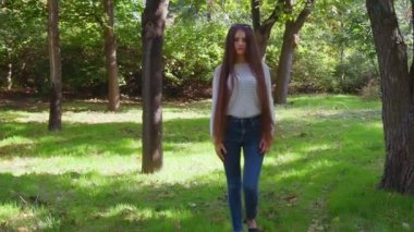 Kameraya bak ve bırak gel üzgün ciddi kadın