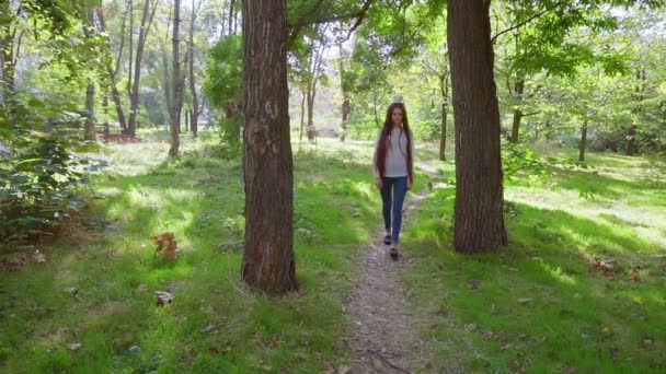 Gelukkig mooie vrouw wandelen in het park, statief schot — Stockvideo