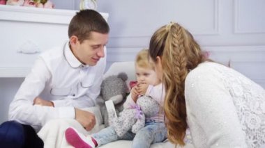 Kız babası ve annesi ile gülümseyen ans gülüyor