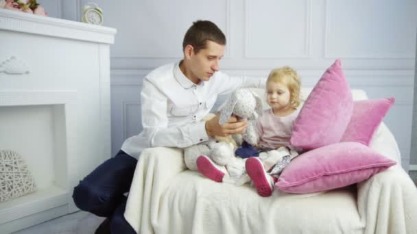 Papá jugando con su pequeña hija, padre e hijo en casa — Vídeos de Stock