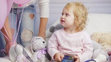 Annesi geldi ve baloons getirmek smartphone ile kızı çalar