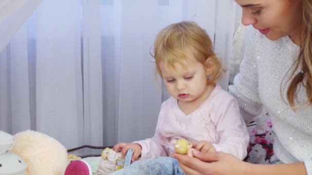 Moeder met dochter spelen, kiss haar en meisje worden verrast — Stockvideo