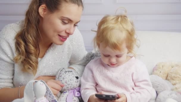 Madre e hija jugando con smartphone — Vídeo de stock