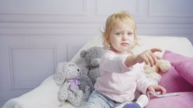 Bir liitle kız kanepe ağlayan şirin bebek