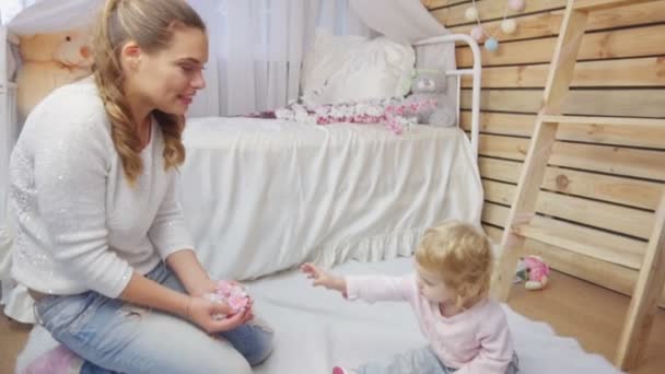Anya veti fel gyönyörű virágok, játék baba lány lassítva — Stock videók
