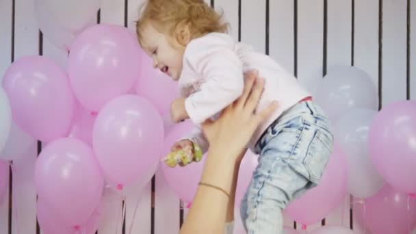 Moeder gooit op haar babymeisje spelen en lachen samen — Stockvideo