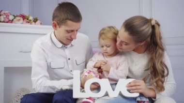Anne, baba ve bebek kızları ile oynarken seviyorum