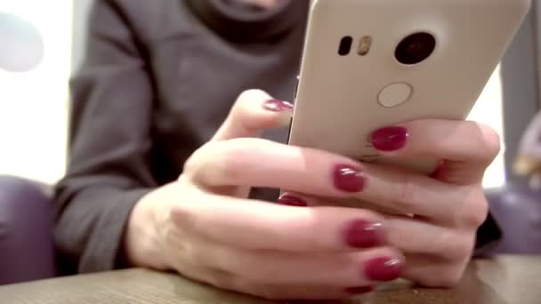 Vrouw raakt het scherm van haar telefoon — Stockvideo