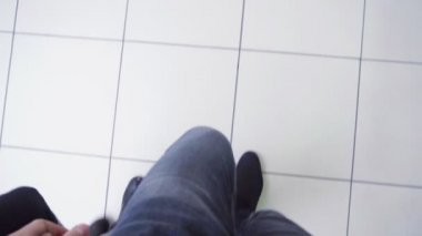 Kadının ve ağır çekimde yürüyüş bacaklar mans