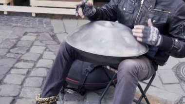 Dostum çalış sokakta davul asmak