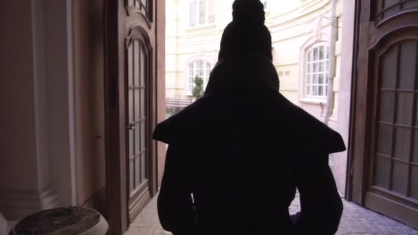 Mujer con abrigo se aleja — Vídeo de stock