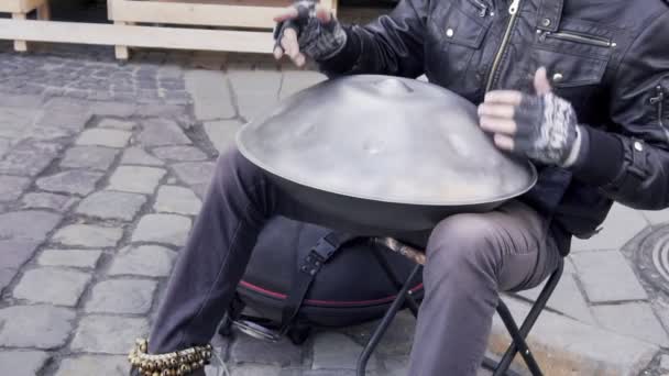 Mann spielt Hängetrommel auf der Straße — Stockvideo
