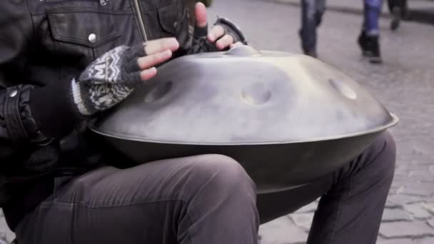 Чоловік грає висить барабан на вулиці — стокове відео