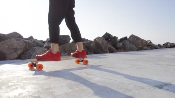 Mannen i röda sneakers skridskor i park — Stockvideo