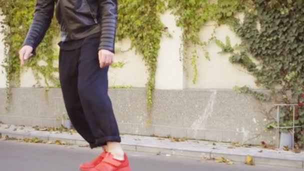 Junger Mann fährt mit seinem Longboard auf der Straße — Stockvideo