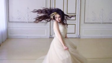 Genç esmer kadın danslar uzun Abiye