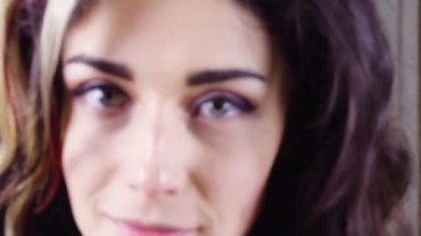 Genç esmer kadın kamera görünüyor