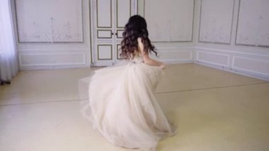 Uzun Abiye dansları bir salonda genç kadın