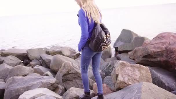Young beautiful girl walks by the sea — Stock Video