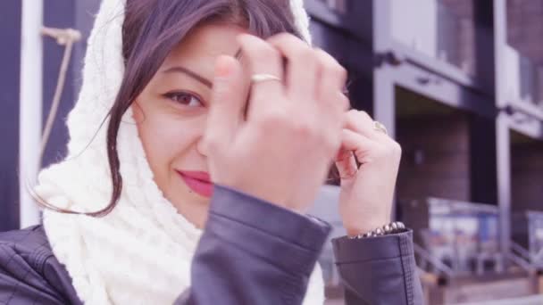 Porträt einer jungen brünetten Frau vor der Kamera — Stockvideo