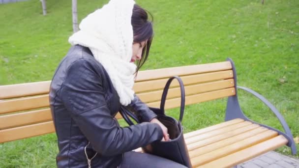 Fiatal barna nő keres a táskáját — Stock videók