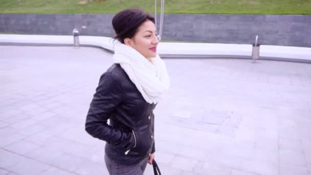 Mladá brunetka žena v šátku si přijde města nádhernými — Stock video