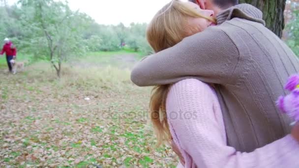 Os jovens apaixonados ao ar livre. Jovem casal de mãos dadas no outono natureza fundo — Vídeo de Stock