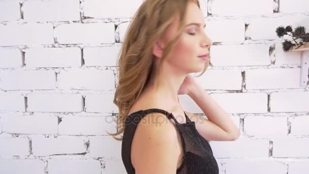 Seksi sarışın kadın kamera ışığı ile flash studio — Stok video