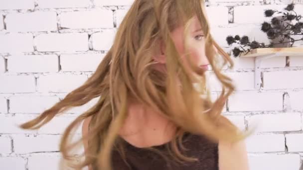 Seksi sarışın kadın kamera ışığı ile flash studio — Stok video