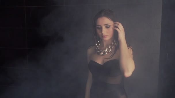 Jeune femme mince sexy avec des cheveux bouclés prenant une douche à la vapeur — Video