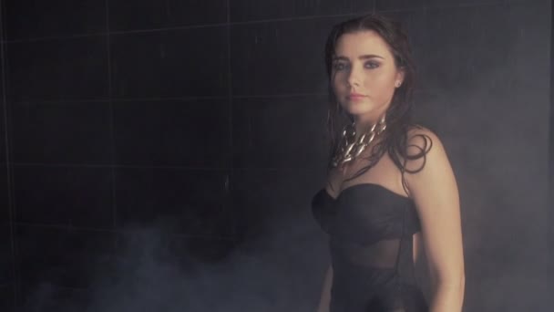 Молодая сексуальная стройная женщина с вьющимися волосами, принимающая душ с паром — стоковое видео