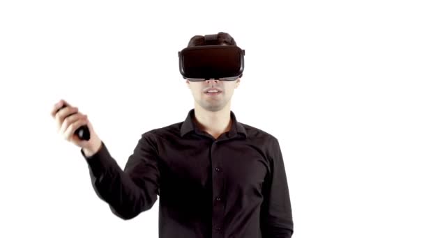 Homem vestindo óculos de realidade virtual e fazendo sua escolha com caixa de bip — Vídeo de Stock