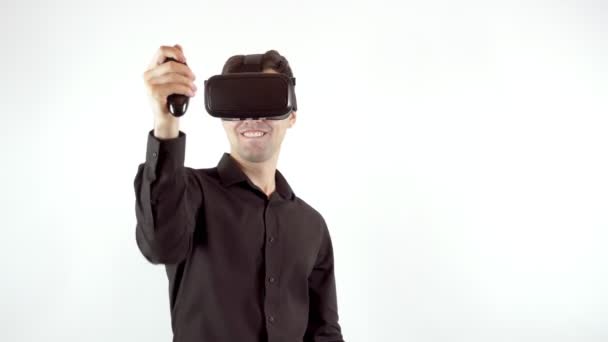 Homem jogando em óculos de realidade virtual. Estúdio de vídeo, fundo branco — Vídeo de Stock